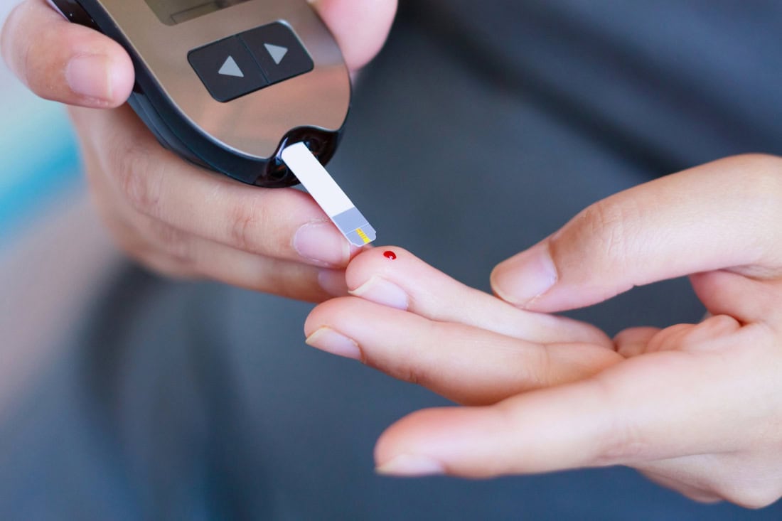 Medição da glucose no sangue com um glucómetro para a gestão da diabetes tipo 2.